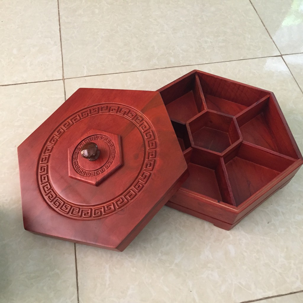 1 Hộp  đựng bánh kẹo GỖ HƯƠNG ĐỎ NAM PHI chạm hoa văn - Kích thước 37x21xH10Cm