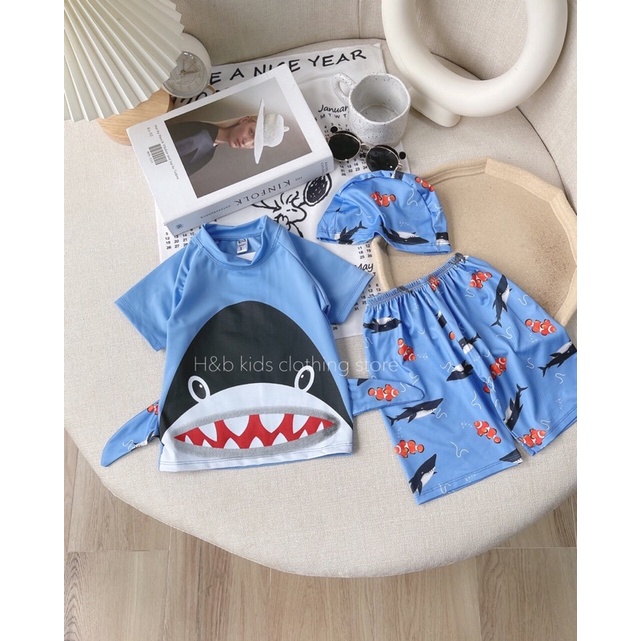 Đồ bơi bé trai áo cộc quần lửng kèm mũ hoạ tiết baby shark
