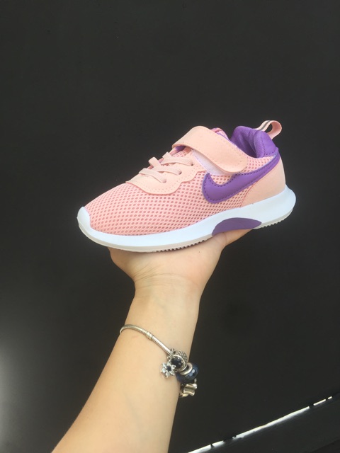 Giầy thể thao bé gái
