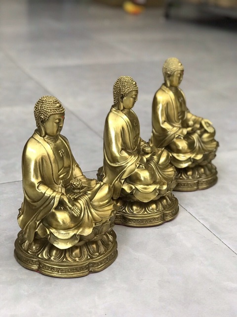 Phật tổ ngồi đài sen