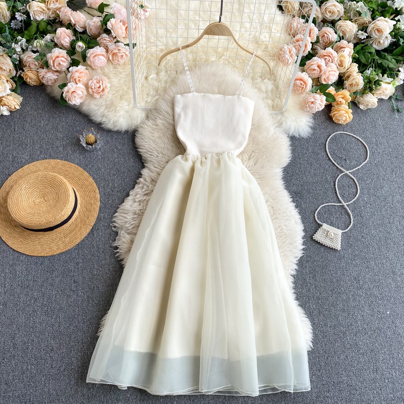 Váy hai dây trơn màu trắng, form công chúa thân váy phồng bồng