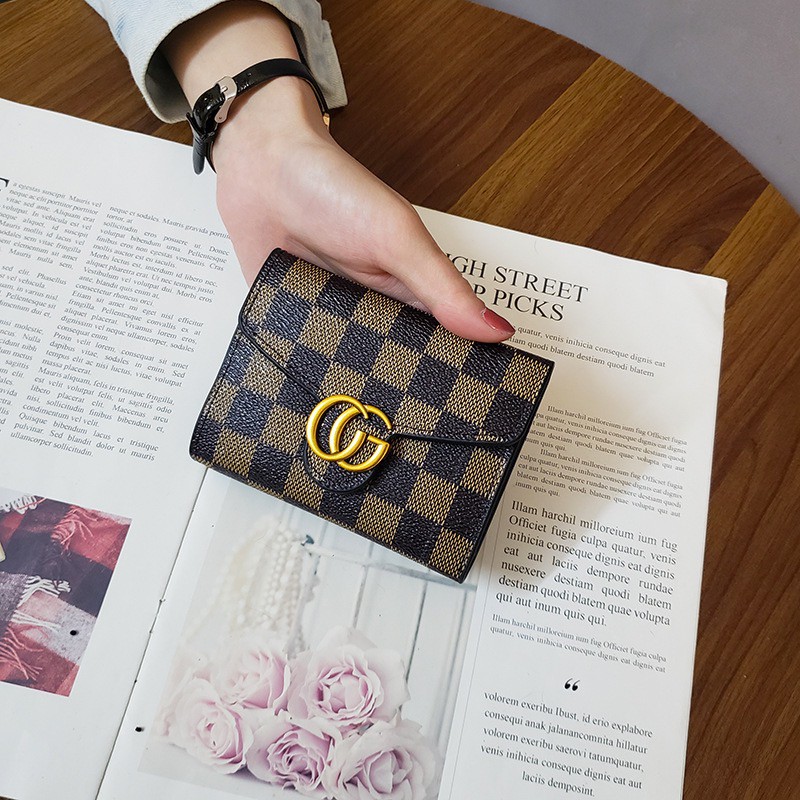 Ví gấp đựng thẻ ngắn nhỏ có nút bấm in họa tiết bàn cờ