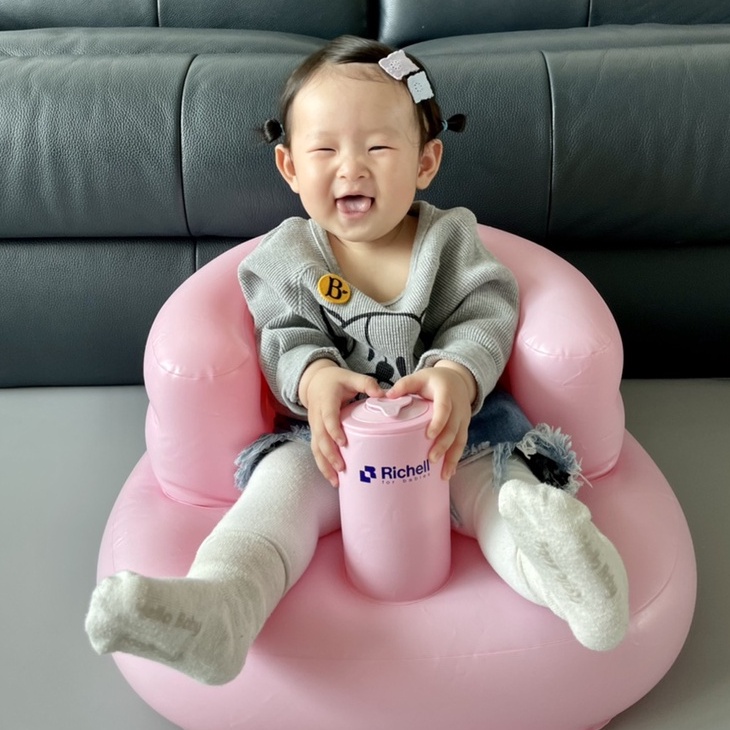 Ghế hơi Richell cho bé tập ngồi kèm bộ miếng dán dự phòng