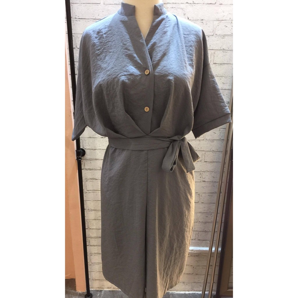 Đầm maxi xô fa nylon, cổ cao ngực xẻ V cài nút giá 390K