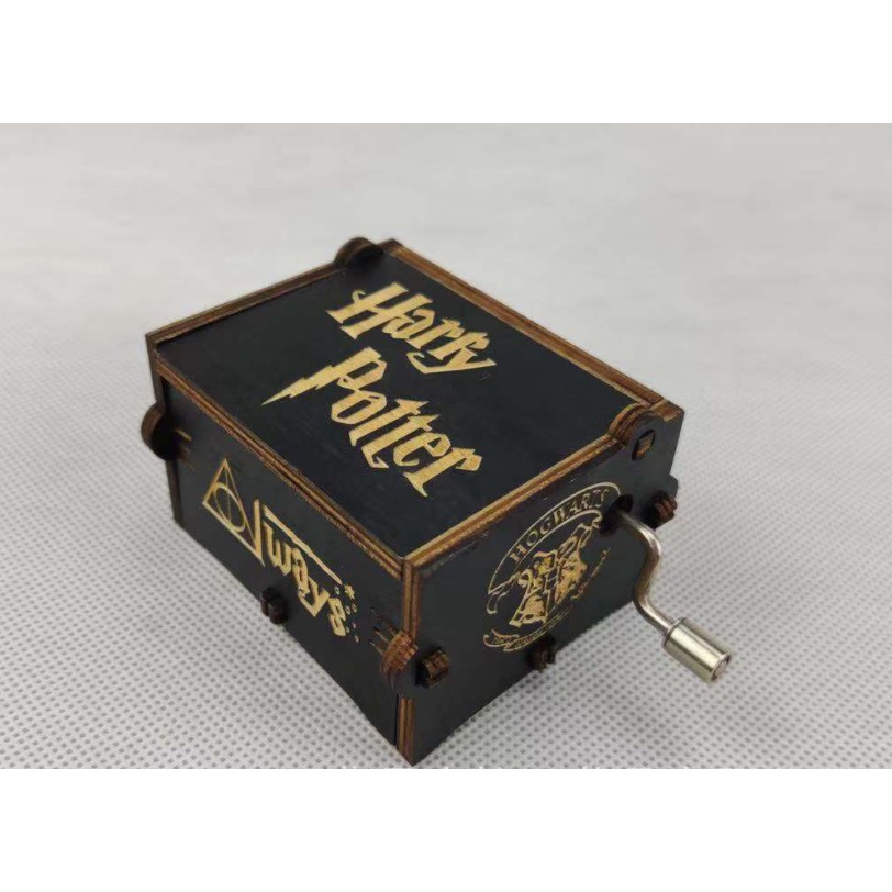 Hộp nhạc bằng gỗ khắc họa tiết chủ đề Harry Potter độc đáo