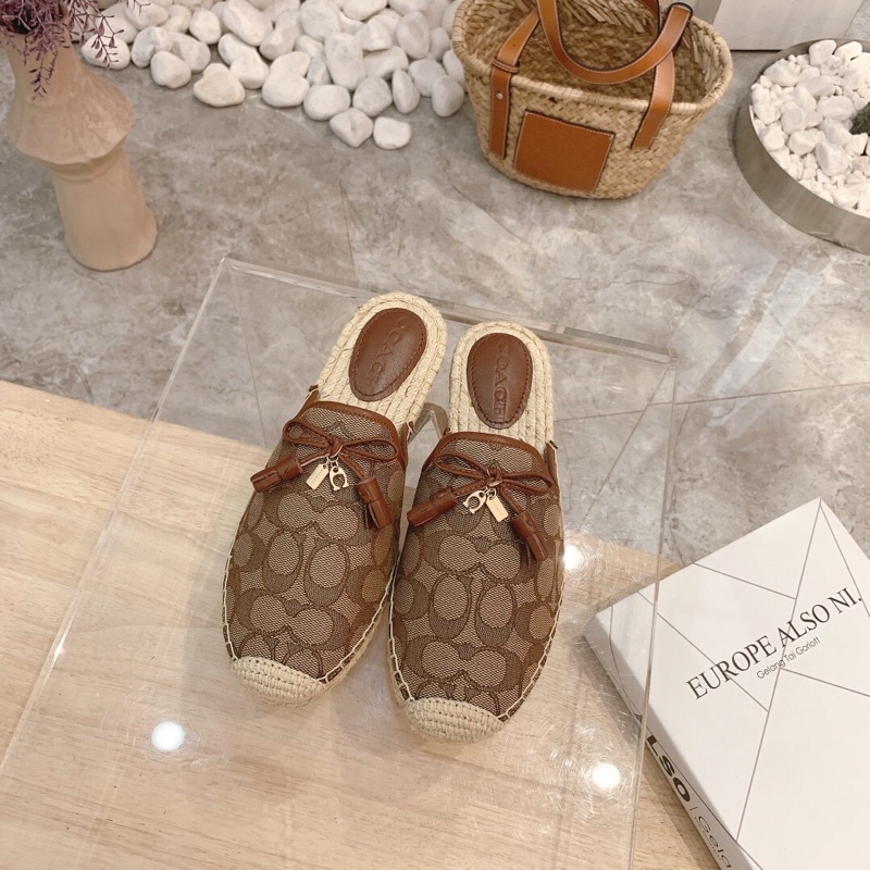 Dép sục mũi tròn nữ Coach chất liệu đế dẹt sợi chống thấm, bên trong vải cotton đan chéo.
