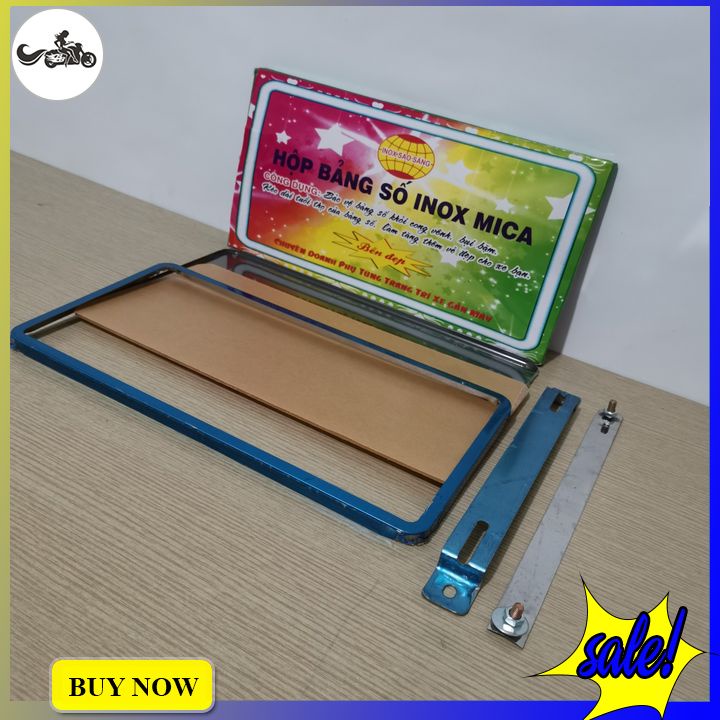Ốp biển số xe ô tô gồm khung viền titan và tấm mica kích thước mới dùng chung cho hầu hết các xe