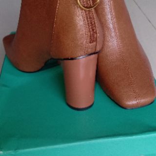 Bốt da nâu đế trụ