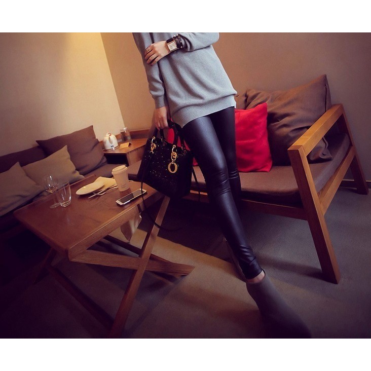 Quần legging giả da với thiết kế da rắn