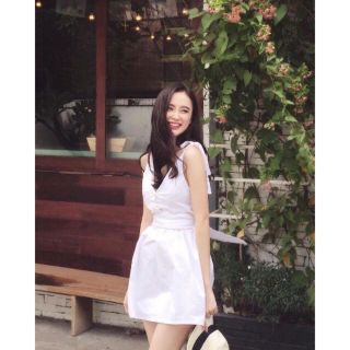 Váy trắng cổ chữ V