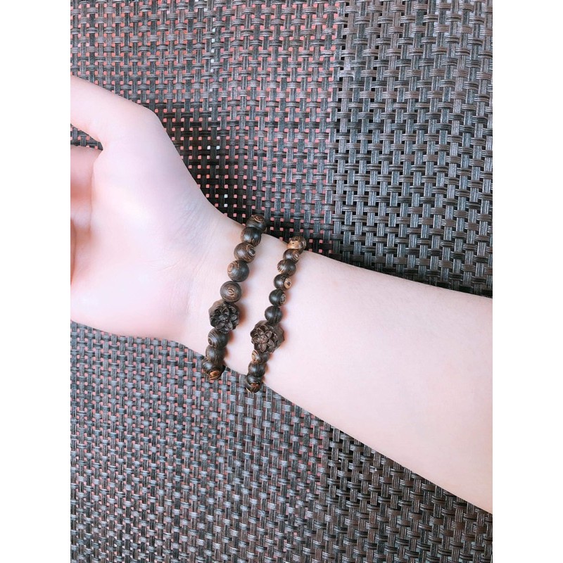 Vòng tay trầm hương hoa sen sánh chìm