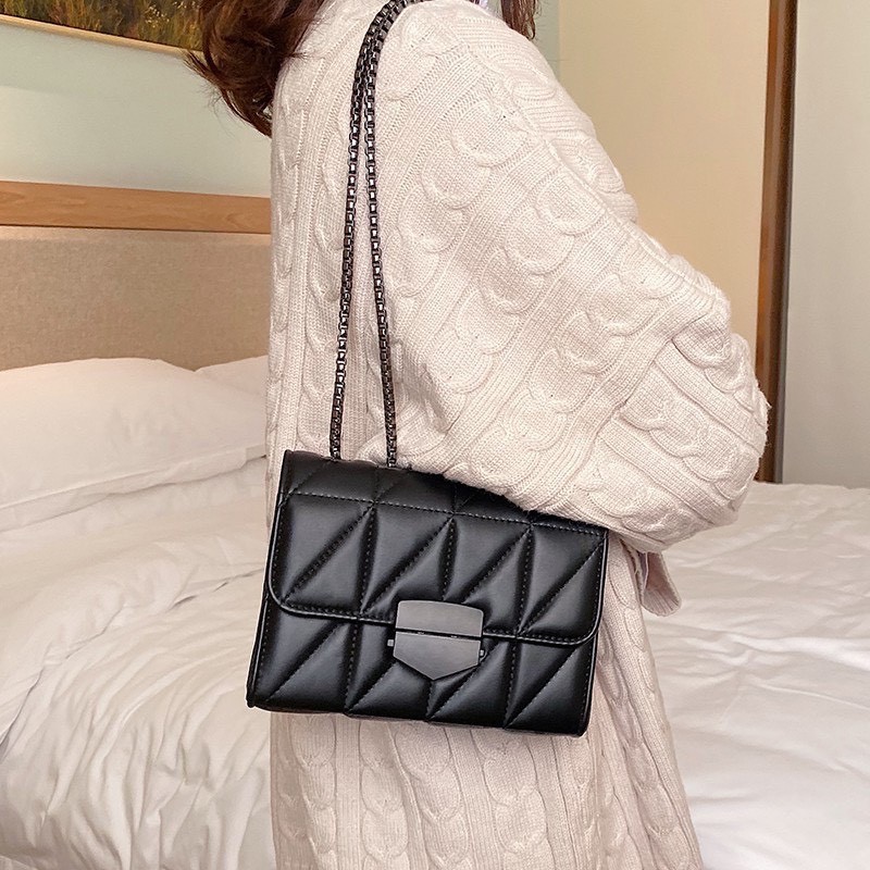 Túi đeo chéo nữ trần trám khóa nhọn thời trang BH 490 | BigBuy360 - bigbuy360.vn