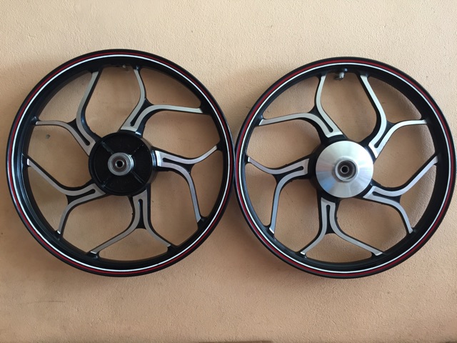 Vành đúc xe máy 10 nan đen tiện