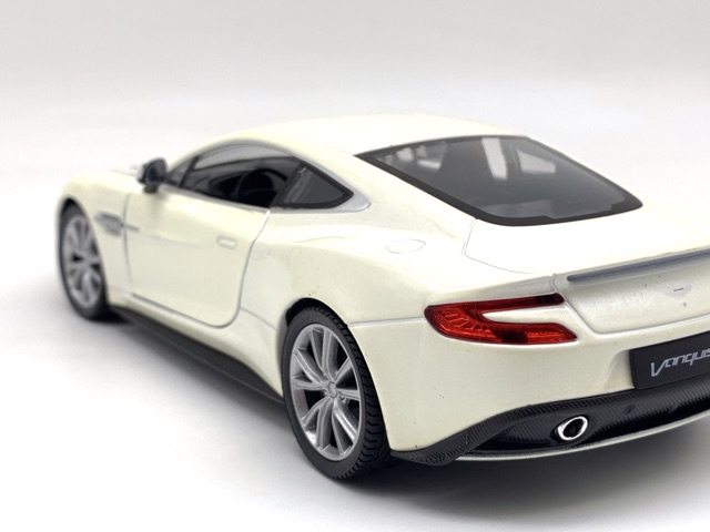 Xe Mô Hình Aston Martin Vanquish 1:24 Welly ( Trắng ngà )