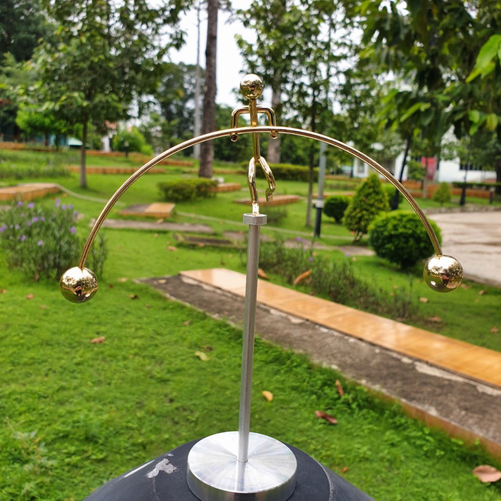 Tượng giữ thăng bằng trang trí bàn làm việc, quà tặng.