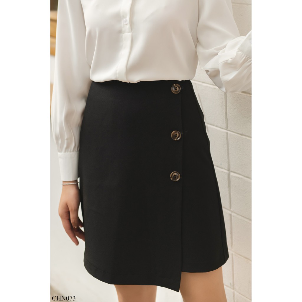 [Mã SKAMCLU7 giảm 10% tối đa 50K đơn 0Đ] TIIN SRTORE Chân váy cạp liền vạt lệch 3 khuy by Tiin
