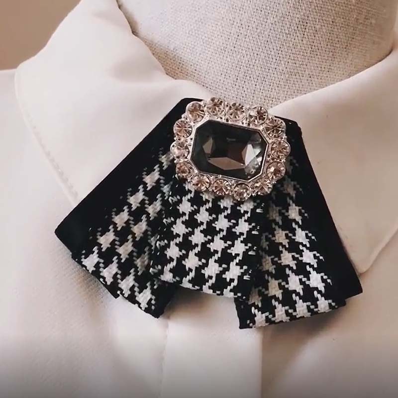 Nơ Cài Cổ Áo Họa Tiết Caro Trắng Đen Đính Pha Lê Cổ Điển Cho Nữ