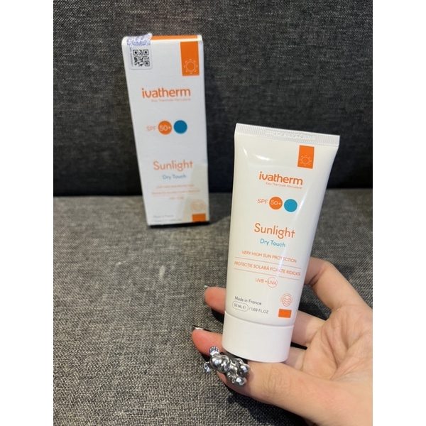 Kem Chống Nắng Ivatherm Sunlight Dry - Touch SPF 50+