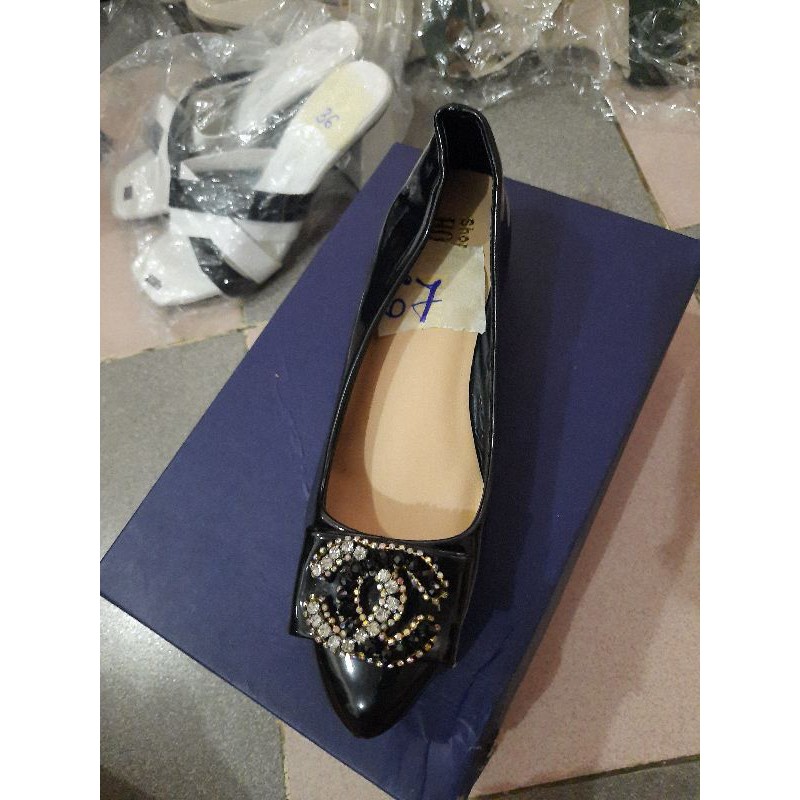 com bo sandan màu đen