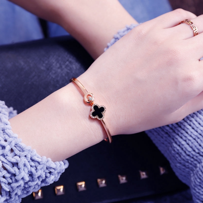 Vòng tay hình cỏ 4 lá đính đá pha lê xinh xắn thời trang cho nữ | BigBuy360 - bigbuy360.vn