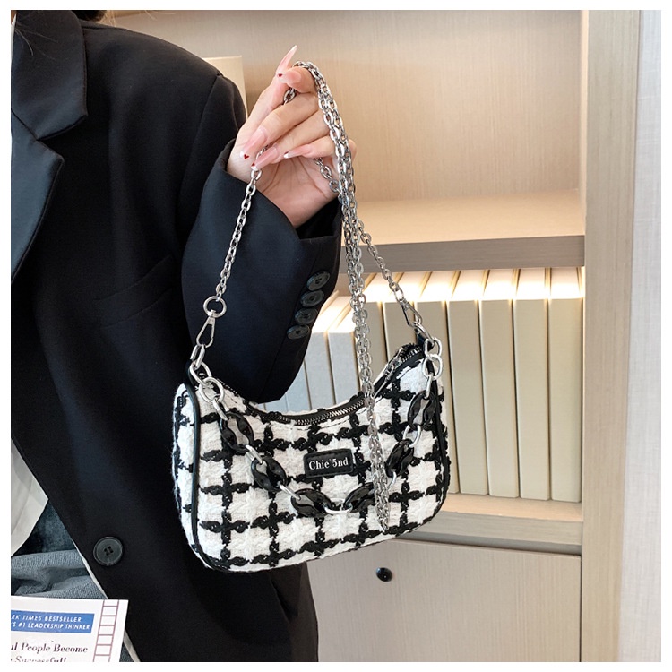 Túi đeo chéo JASMIN NOIR bằng len phối dây xích thiết kế bán nguyệt đẹp mắt