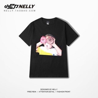 Áo phông nelly cậu bé nhòm qua bánh donut
