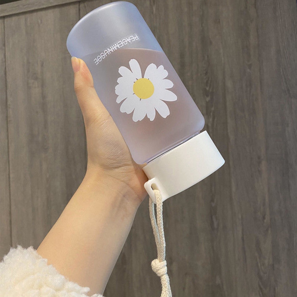 Bình nước nhựa nhám họa tiết hoa cúc dung tích 480ml có dây đeo chống tràn