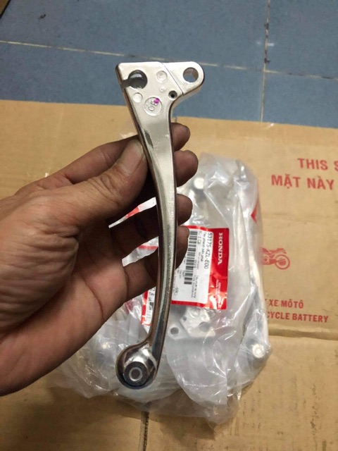 Giá đỡ tay thắng + tay thắng phải Vision zin hãng Honda
