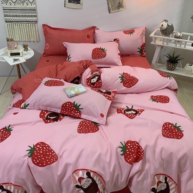 Bộ Chăn Ga Gối Cotton Poly Cô Bé Dâu