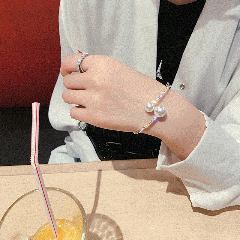 Vòng tay nữ dạng kiềng đính đá sang chảnh