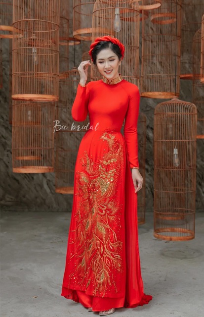 Áo dài cô dâu thêu tay thủ công.