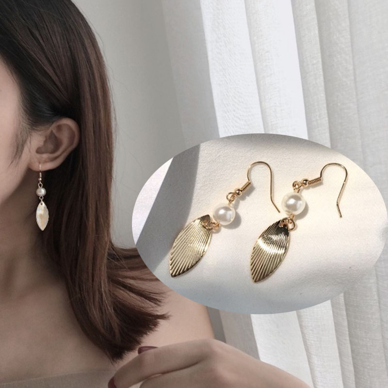 Bông tai đính hạt ngọc trai phối mặt hình chiếc lá mạ vàng phong cách Gq cho nữ