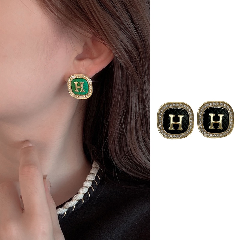 Hoa tai hình chữ cái thời trang thu đông