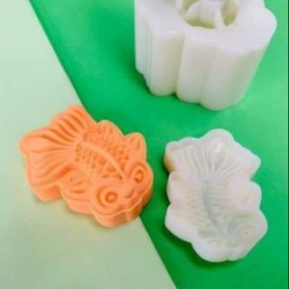 Khuôn trung thu lò xo cá xòe đuôi 63g
