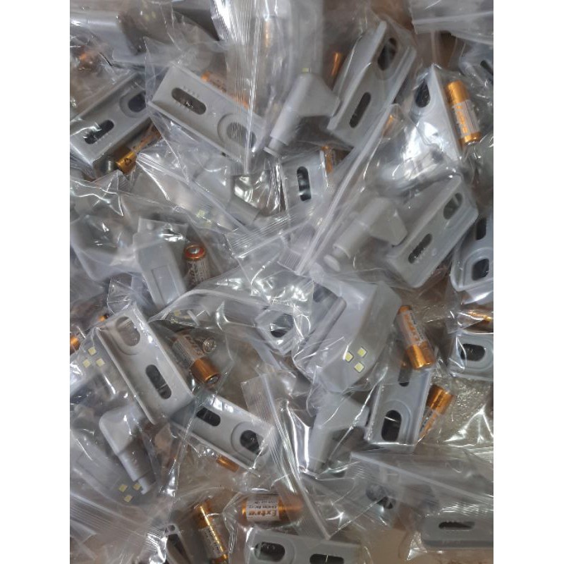 Đèn Led Gắn Bản Lề Tủ Quần Áo Nhà Bếp/ Phòng Tắm Tiện Ích ( Có Tặng Kèm Pin ) 88152