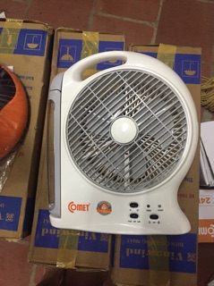 Qụat sạc tích hợp đèn led Comet CRF0508