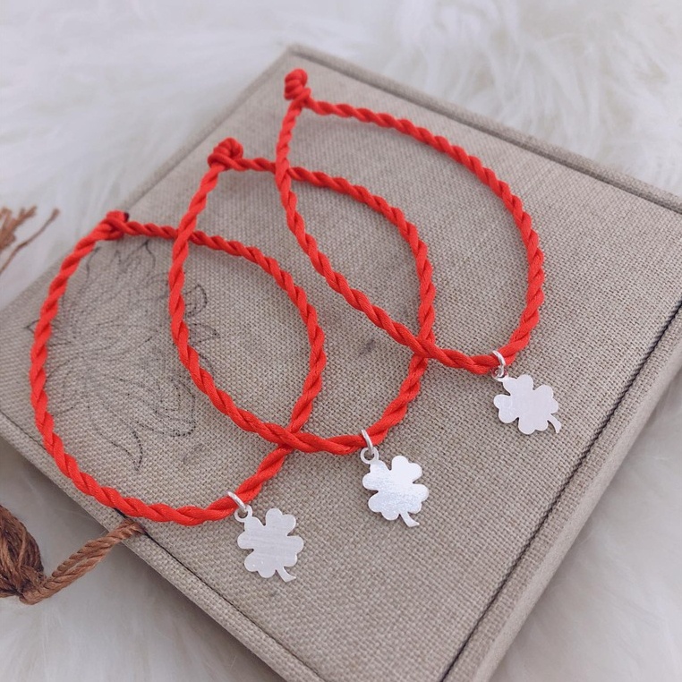 Vòng tay chỉ đỏ gắn cỏ 4 lá bạc ta đem lại may mắn