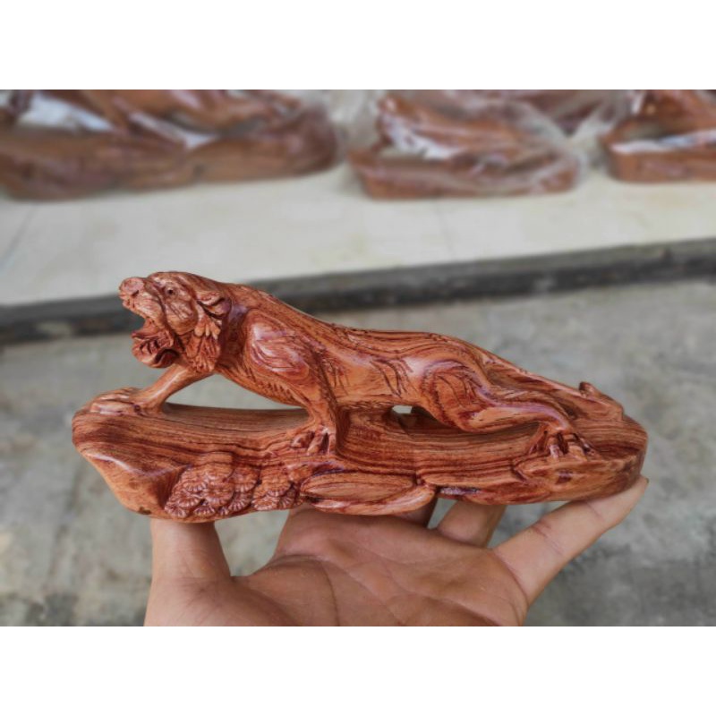 Tượng con hổ gỗ hương 20cm