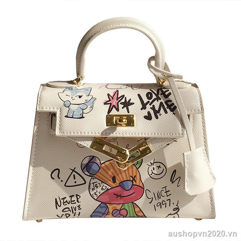 Túi đeo chéo Mackjakors hình gấu phong cách Hong Kong mẫu mới nhất 2021 thời trang cá tính