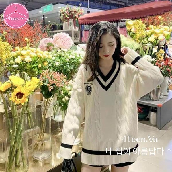 Áo len cổ tim viền sọc dáng rộng