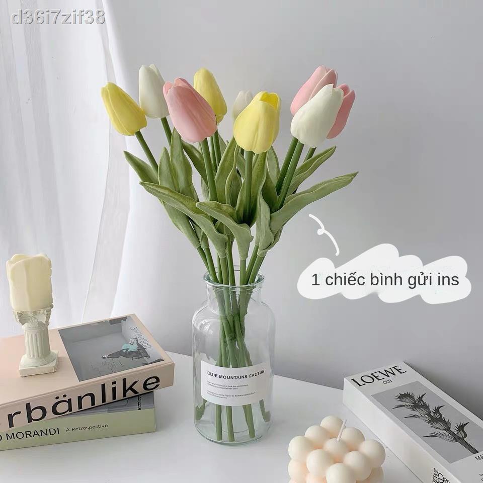 in hoa tulip mô phỏng bó giả cao cấp trang trí phòng ngủ khách bàn ăn máy tính để nội thất