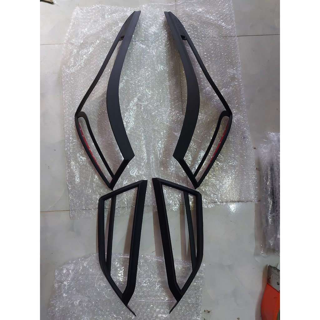 ỐP VIỀN ĐÈN HẬU ACCENT 2019 2020 vân carbon và đen nhám