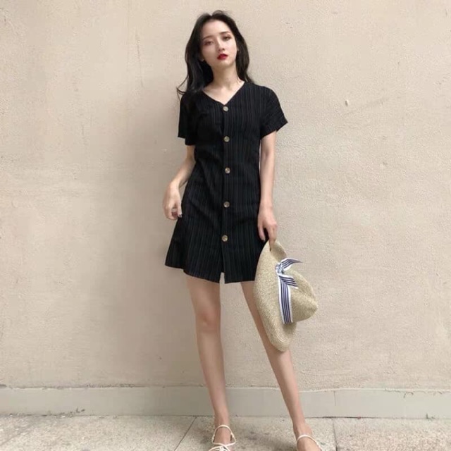 Váy đen cúc giữa