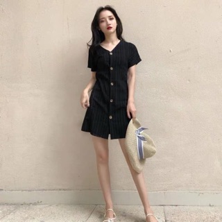 Váy đen cúc giữa