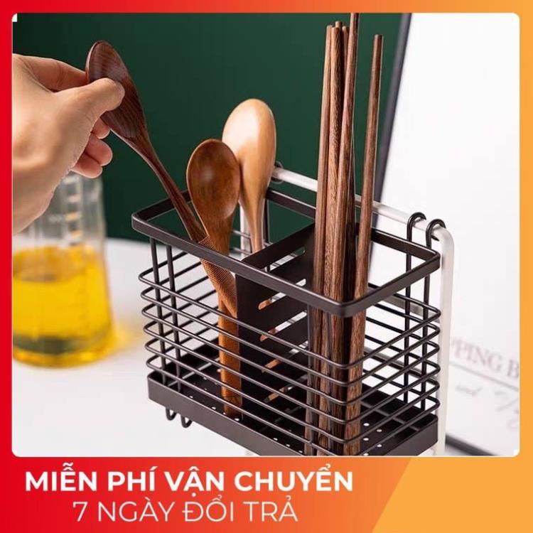 💖FREESHIP💖 Ống cắm đũa 2 ngăn sắt sơn tĩnh điện có móc treo gắn tường tiện dụng