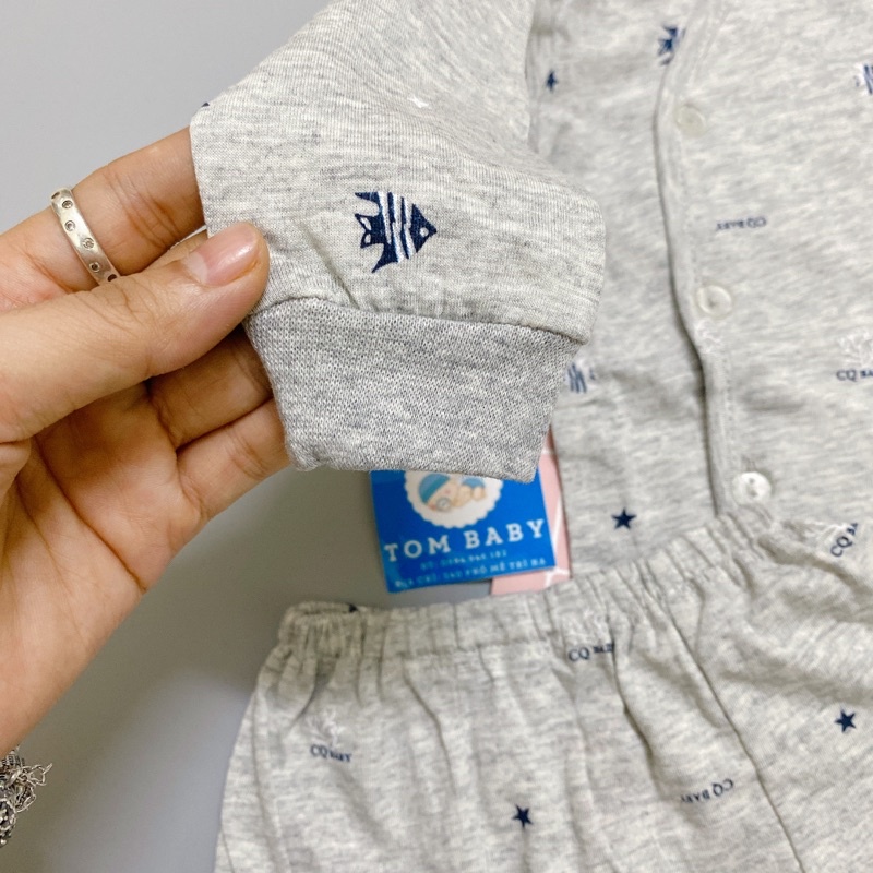 Bộ dài tay cúc chéo CQ Baby cho bé