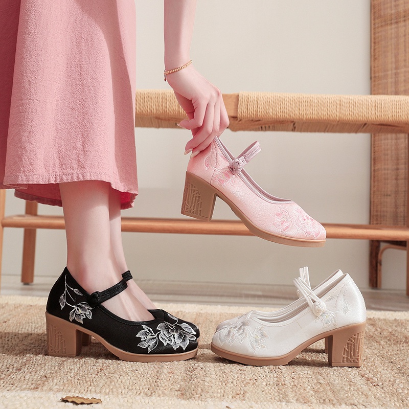 Giày thêu hoa đế cao dây cài GC020