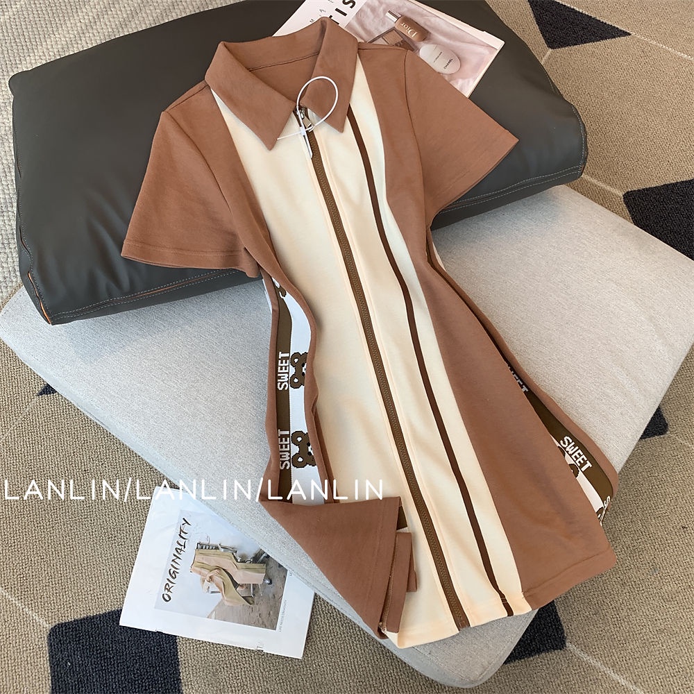 Đầm cổ polo thiết kế đường chạy dọc thân mang vẻ trẻ trung kết hợp cùng màu sắc hoàng gia kiểu Pháp cho nữ