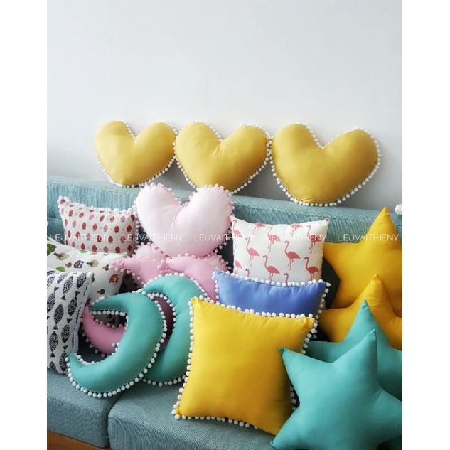 Gối trái tim màu vàng, Gối đã nhồi bông 40x40cm. Vải Linen dày cao cấp.Gối tựa trang trí viền pompom