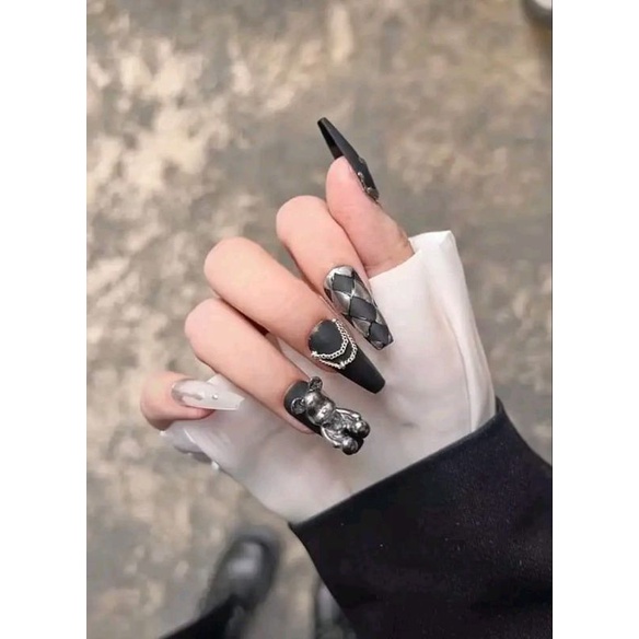 Nail box móng thiết kế gấu bearbick cá tính